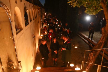 Una dècada relatant la història del cementiri a la llum de les espelmes