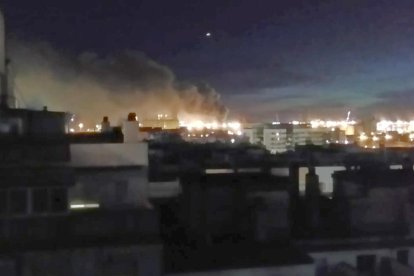 L'incendi en un motor d'una grua del Port mobilitza quatre dotacions de Bombers