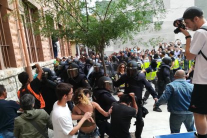 Un any de l'1-O: Cops de porra, portes esbotzades i vidres trencats: el record a l'escola continua viu