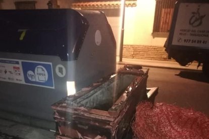 Dejan un ataúd al lado de unos contenedores en Tarragona
