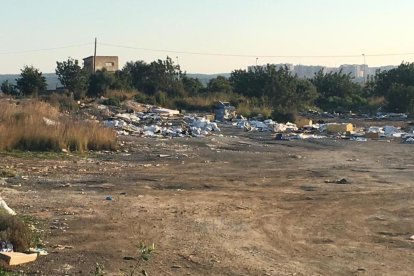 Denuncian vertidos ilegales al lado del Lidl de les Gavarres