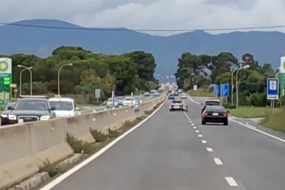 Debat a les xarxes per un vehicle del Ral·li Catalunya 'escalfant rodes' a l'autovia de Salou