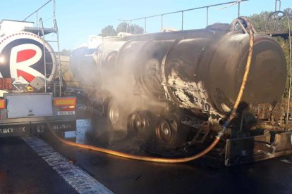 El incendio de las ruedas de un camión que llevaba materia peligrosa obliga a cortar el AP-7 en Cambrils