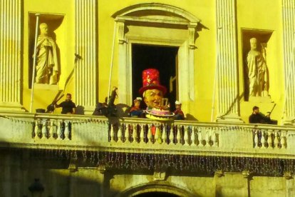 El Home dels Nassos celebra su 50 aniversario al balcón del Ayuntamiento