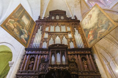 La consellera Borràs se emociona en la inauguración de la restauración de las pinturas del órgano de la Catedral
