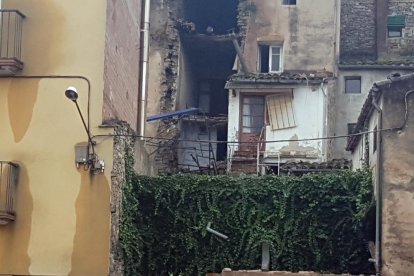 Se hunde una casa deshabitada sobre otra vivienda vacía en Santa Coloma de Queralt