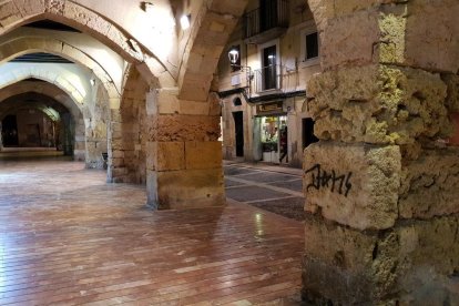 Denuncien la presència d'una pintada ls porxos medievals del carrer Merceria de Tarragona