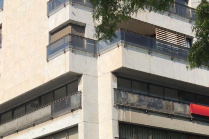 Desprendimientos en la fachada de un edificio de la Rambla Nova de Tarragona