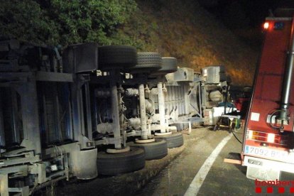 Dos ferits en bolcar un camió a Falset