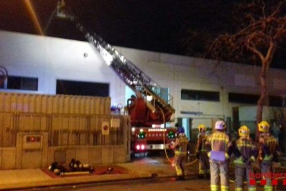 Quema un barco en una nave del polígono de Vila-seca