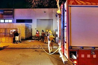 Quema un barco en una nave del polígono de Vila-seca