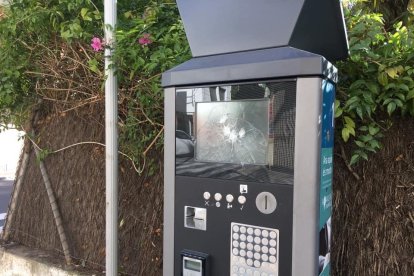Trenquen les pantalles de diversos parquímetres de Calafell