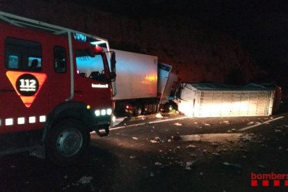 Una furgoneta con botellas de aceite choca con un camión en la AP-7 y el líquido se derrama en la vía