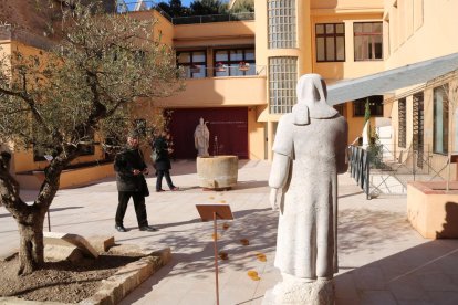 El pati d'una antiga escola de Tarragona reconvertit en jardí bíblic
