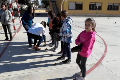 Una cinquantena d'alumnes de les escoles de Roda aprenen a tenir cura d'una mascota
