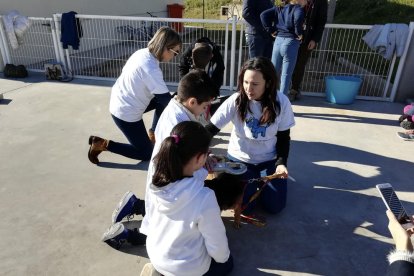 Una cinquantena d'alumnes de les escoles de Roda aprenen a tenir cura d'una mascota