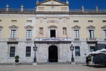 La pancarta 'Llibertat presos polítics' ja penja del balcó de l'Ajuntament de Tarragona