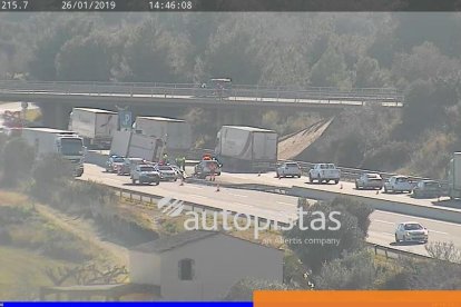 Un camió bolca a l'AP-7