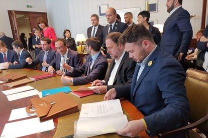 Els presos electes, fent els tràmits al Congrés.