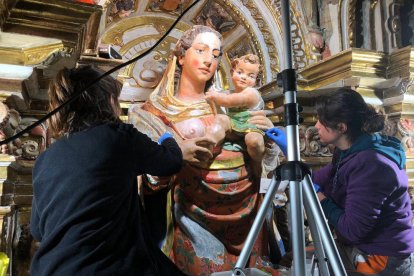 Restauren una verge amb el pit nu del retaule del Monestir de Santes Creus