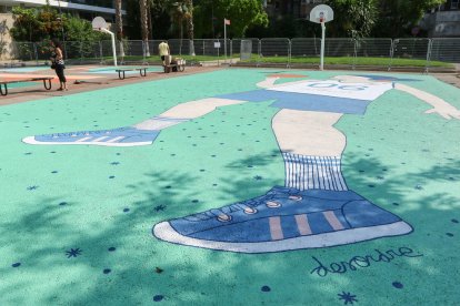 Tres jóvenes creadores convierten las pistas de baloncesto de Reus en obras de arte