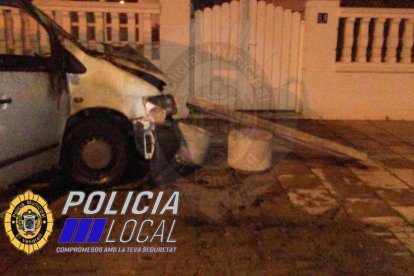Una furgoneta s'incendia en xocar amb un cotxe quan circulava en direcció contrària al Vendrell