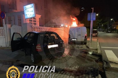 Una furgoneta s'incendia en xocar amb un cotxe quan circulava en direcció contrària al Vendrell