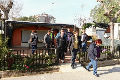 Els residents de La Unión mantenen el pols mentre el càmping es buida