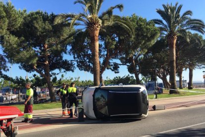 Bolca un vehicle al passeig marítim de Cambrils