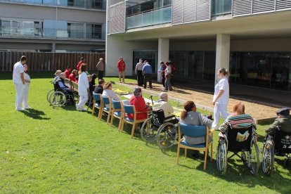 El Sociosanitari Francolí inaugura una pista de petanca al jardí