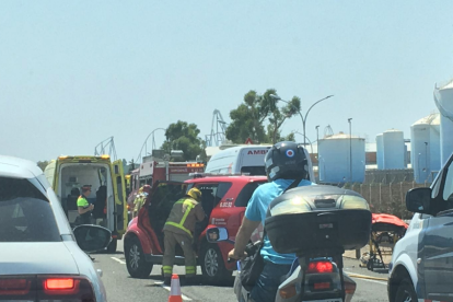 Un motorista herido muy grave en un choque con una ambulancia en Vila-seca