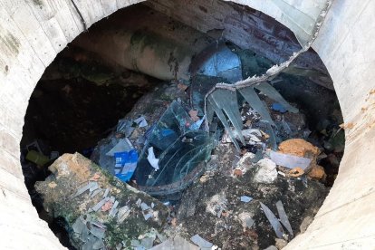 Cuatro personas suben al pozo de la plaza del Rey y rompen el vidrio|cristal
