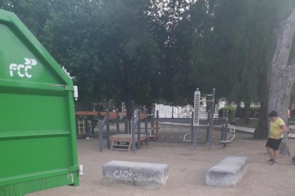 Estupefacción de las familias por la falta de higiene en el Parc Saavedra de Tarragona