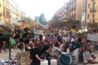 Unes 2.000 persones alcen la veu per l'emergència climàtica a Tarragona