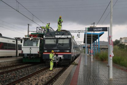 El incendio en un vagón obliga a desalojar dos trenes a la estación de Salomón|Salomó