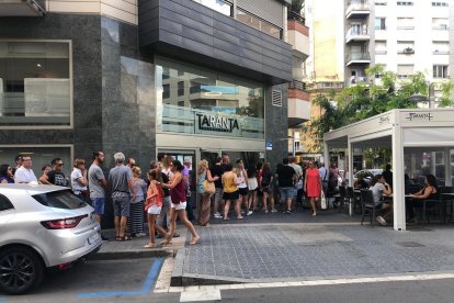 Llargues cues per accedir al concert de tribut a Queen a la TAP