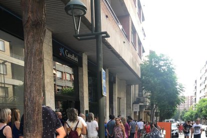 Llargues cues per accedir al concert de tribut a Queen a la TAP