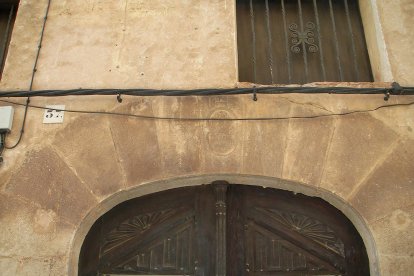 Imatge dels arcs de pedra foradats per la instal·lació de cablejat.