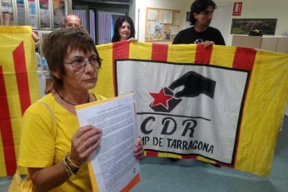 Los CDR entregan una carta a la Subdelegación del Gobierno exigiendo 'la construcción de la República catalana'