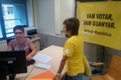 La portavoz de los CDR de Tarragona entra una carta en el Registro de la Subdelegación del Gobierno