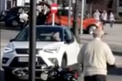 Una discussió de trànsit acaba amb un atropellament intencionat a Oviedo
