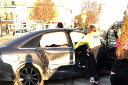 Un choque entre una ambulancia y un coche deja un herido leve en Segur de Calafell