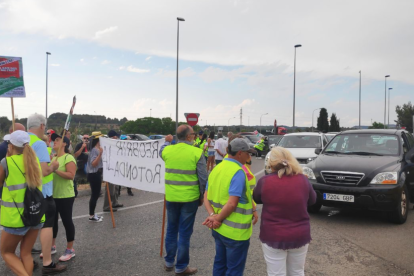 Retencions a l'AP-7 i l'N-340 a Torredembarra per la protesta per reclamar l'obertura de la rotonda