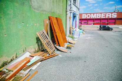 Tones de residus de tota mena s'amunteguen al Polígon Francolí de Tarragona