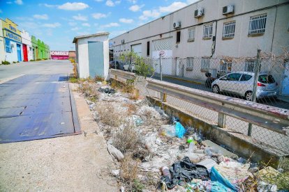 Tones de residus de tota mena s'amunteguen al Polígon Francolí de Tarragona