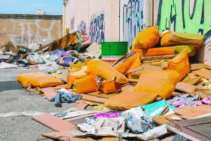 Tones de residus de tota mena s'amunteguen al Polígon Francolí de Tarragona