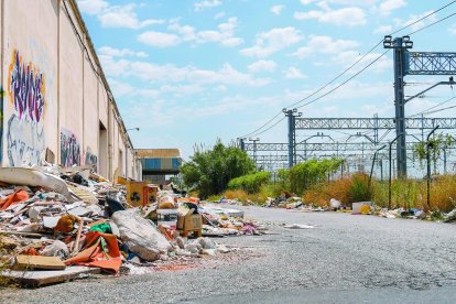 Tones de residus de tota mena s'amunteguen al Polígon Francolí de Tarragona