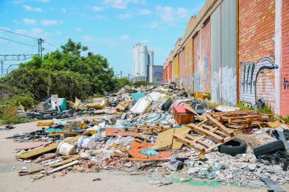 Tones de residus de tota mena s'amunteguen al Polígon Francolí de Tarragona