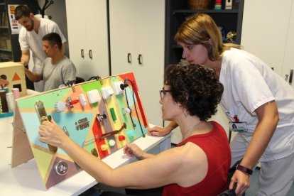 Estudiantes de Fisioterapia de la URV crean materiales para terapia ocupacional y cognitiva