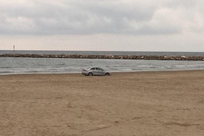 Vehicle a la platja de La Pineda.